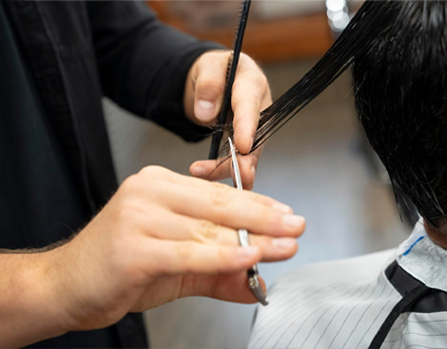 Que fatores devem ser considerados na escolha de uma tesoura de cabelo?